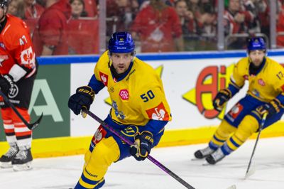 I anden periode scorede Mathias Bau Hansen to powerplaymål i løbet af bare 19 sekunder. Dermed førte Blue Fox 3-2 før sidste periode.
