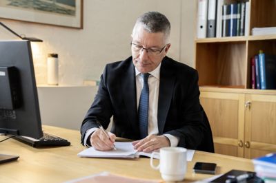 Virksomheden Obsidian Media skal betale 400.000 kroner for at have brugt vildledende markedsføring og skjult reklame. Ifølge forbrugerombudsmand Torben Jensen er der tale om en grov overtrædelse af markedsføringsloven.