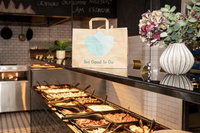 Det har de seneste ti år været muligt at købe forskellige typer af overskudsmad på appen Too Good To Go. Billedet er taget hos virksomhedens partner Restaurant Flammen. Fremover kan der også købes blandt andet blomster, kosttilskud og produkter til personlig pleje. (Arkivfoto).
Too Good To Go hos Restaurant Flammen, en af Too Good To Gos partnere, på Nyropsgade i København, onsdag den 3. juni 2020.. (Foto: Niels Christian Vilmann/Ritzau Scanpix)