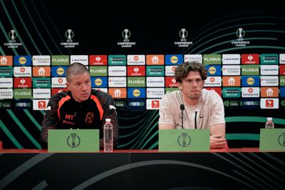 Cheftræner Mike Tullberg (t.v.) og Mads Bech Sørensen stillede onsdag op til pressemøde forud for FCM's kamp mod albanske Egnatia. Nu er kampen med kort varsel flyttet til et andet stadion væk fra hovedstaden Tirana.