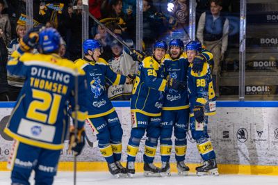 Phillip Schultz (nummer to fra højre) jubler her efter en scoring tidligere på sæsonen, og han jubler også over den første tid i Herning. Oveni er han netop blevet far.