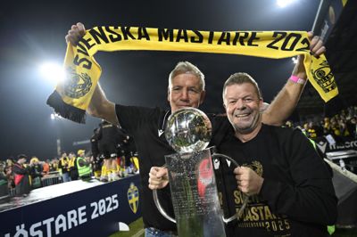 Mjällbys sportschef, Hasse Larsson, og mestertræneren Anders Torstensson, der siden er blevet teknisk chef i klubben, poserede i november sidste år med det svenske mesterskabstrofæ.