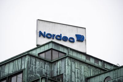 Aktien i Nordea falder torsdag eftermiddag med over syv procent, efter at banken har meddelt, at man pauser et ventet aktietilbagekøbsprogram.