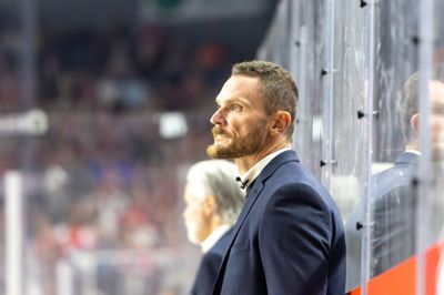 Garth Murray glæder sig på spillernes vegne over, at Blue Fox sluttede Champions Hockey League med en sejr.