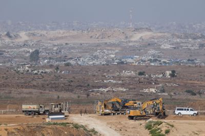 Israelske soldater og maskiner arbejder nær grænsen til Gaza torsdag.