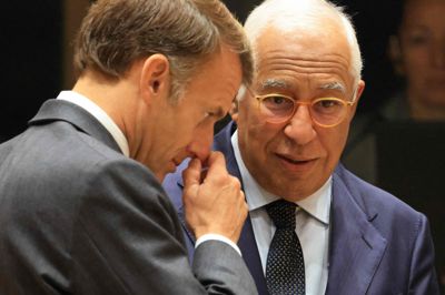 EU's præsident, António Costa, til højre i samtale med Frankrigs præsident, Emmanuel Macron, ved EU-topmødet. Costa vil inden for få uger fremlægge et nyt udspil til EU-budget, efter dyb uenighed om det irske EU-formandskabsudspil som både Tyskland og Sverige afviser.