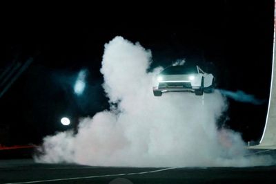 På præsentationen blev det demonstreret, at bilen kan løfte sig fra jorden ved hjælp af såkaldte thrusters, der er udviklet med inspiration fra SpaceX.