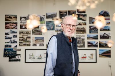 For Anton Christensen er det vigtigt, at det er ham, der har veto-retten i sit eget liv. Så selv om hans tre børn gennem flere år har argumenteret for, at han kunne bo mere hensigtsmæssigt i forhold til alder og bentøj, var det først i år, argumenterne var modne for ham selv, og de 52 trappetrin er vekslet til en elevator og et nyt hjem.