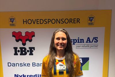 32-årige Melanie Bak har stået uden kontrakt, siden hun denne sommer forlod norske Sola. Torsdag debuterede bagspilleren i Ikast-trøjen.
