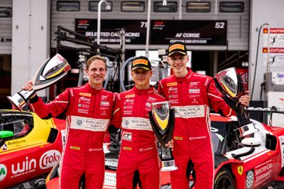 Simon Birch fra Ikast (i.m.) kører hos Selected Car Racings med holdkammeraterne Frederik Schandorff og Malte Ebdrup. Her er trioen samlet efter sæsonen første sejr på Monza-banen i Italien.