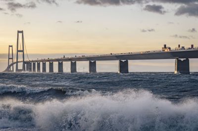 Klokken 00.51 natten til lørdag modtog politiet en anmeldelse om en spøgelsesbilist på Storebæltsbroen. Ingen meldinger om sammenstød eller tilskadekomne.