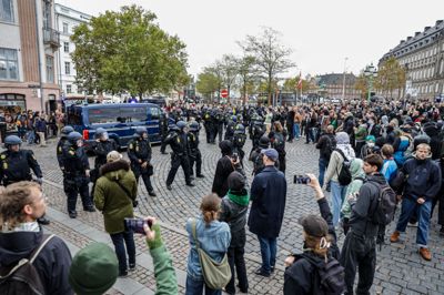 Københavns Politi var lørdag eftermiddag talstærkt til stede i forbindelse med en demonstration i hovedstaden anmeldt af bevægelsen Det Danske Folk.