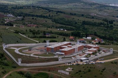 Det er et fængsel i byen Gjilan i det sydøstlige Kosovo, som skal huse udvisningsdømte udlændinge fra danske fængsler, når det er renoveret til danske standarder. Nu leder Justitsministeriet efter et nyt land, hvor indsatte fra Danmark kan afsone.