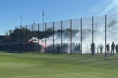 Med slagsange, flag, pyroteknik og kanonslag satte omkring 200 FCM-fans deres præg på søndagens træning i Ikast. Mandag aften venter derbyet mod Viborg.
