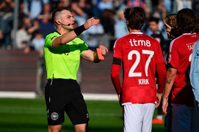 Villads Westh blev udvist af dommer Svend Funder, der fik hjælp af VAR i situationen. Allerede i det første minut kom SIF bagud, og efter en god halv times spil førte Sønderjyske med 3-0.