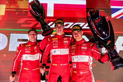 Ikast-boen Simon birch (t.h.) kunne lørdag fejre en flot klassesejr i Portugal ved GT World Challenge. Allerede fredag havde talentet præsteret flot ved at være hurtigst af alle i kvalifikation. Han kørte Ferrarien sammen med Malte Ebdrup (i.m.) og Frederik Schandorff.
