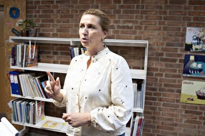 Statsminister Mette Frederiksen (S) var i september på besøg på en skole i Aalborg, efter at de nyeste Pisa-resultater viste, at danske skoleelever klarer sig historisk dårligt. Nu vil hun gennem en digital bogklub på Instagram have flere til at læse.
