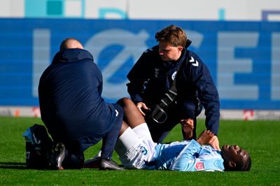 Mohamed Cherif fik en hård medfart af Villads Westh, men det forhindrede ikke Sønderjyske-spilleren i at score til 3-0 senere i første halvleg.