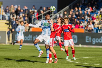 Mads Freundlich og SIF havde en sort søndag i Sønderjylland. I baggrunden ses Villads Westh, der fik et tidligt rødt kort.