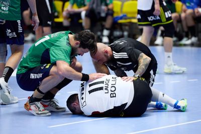 Rasmus Lauge måtte hjælpes fra banen, og i første omgang var frygten en knæskade. Det tyder dog på, at det er underbenet, der blev ramt.