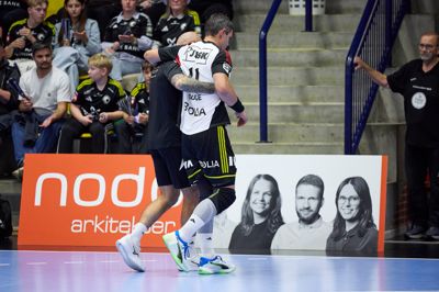 Det lignede i første omgang en knæskade, men Rasmus Lauge kunne humpe ud med en skade på underbenet.