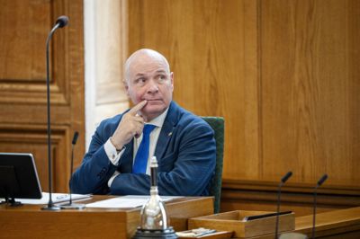 Venstre-politikeren Søren Gade har søndag aften valgt at trække sig fra Folketinget. Det skriver han i et opslag på Facebook.