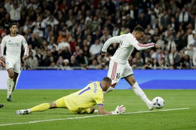 Kylian Mbappé runder Sevillas keeper og scorer sit første af to spektakulære mål i søndagens ligasejr.
