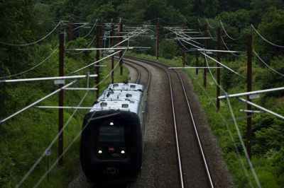 Et overgravet kabel betyder, at der mandag frem til klokken 14 ikke kører regionaltog mellem Odense og Fredericia. Intercitytog og lyntog kører fortsat. På billedet ses et IC3-tog i Randers.