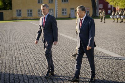 Kong Frederik og Vietnams præsident, Tô Lâm, lagde tidligere på dagen kranse ved monument over Danmarks internationale indsats efter 1948.