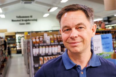 Uddeler Steffen Jensen er svært tilfreds med, at det er lykkedes at rejse to millioner kroner til en fremtidssikring af butikken med blandt andet ny køl, frost, belysning, klimaanlæg og flaskeautomat.