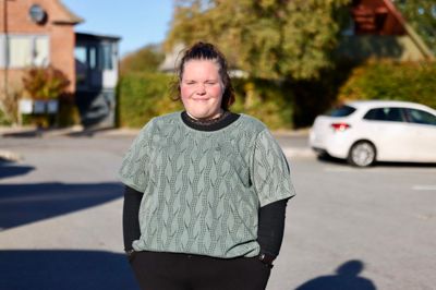 Rikke Olesen, 24, Vorgod-Barde, pædagog: - Nej det kan jeg ikke forstå. Jeg synes jo, han hører hjemme der. Jeg synes, hans holdninger passer ind, og derfor er det mærkeligt, at han ikke skal være i Folketinget længere. Men jeg kan omvendt godt forstå, at han har følt sig presset til det.