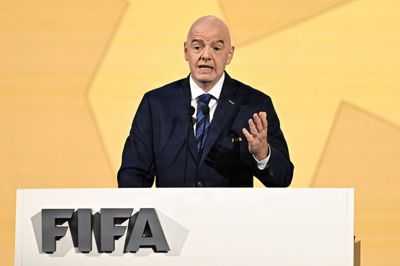 Uefa kræver i et brev blandt andet, at Fifa frigiver dokumenter relateret til Infantinos projekt om at sælge dele af de kommercielle rettigheder til Fifas turneringer.