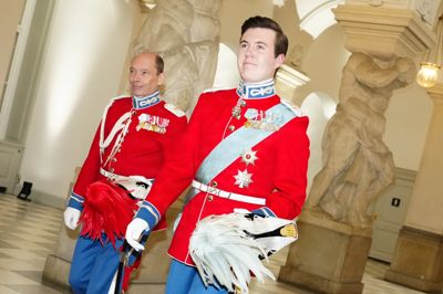 Kronprins Christian bærer Storkommandørkorset til gallataffel på Christiansborg slot mandag. Dekorationen fik kronprinsen tildelt af sin far, kong Frederik, i anledningen af sin 21-års fødselsdag.