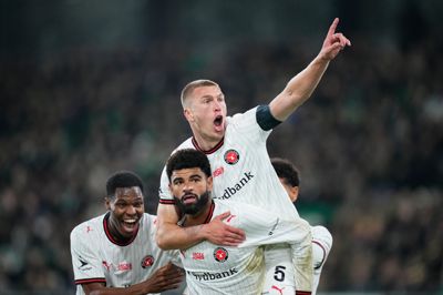 Rasmus Nissen Kristensen rider på ryggen af målscorer Philip Billing efter pletskuddet til 2-1. De to stjernespillere afgjorde derbyet i FCM's favør efter en sløj første halvleg.