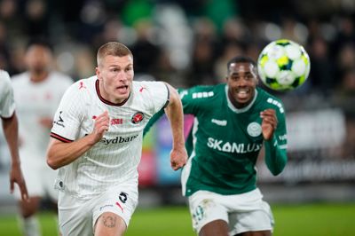 Anfører Rasmus Nissen Kristensen (t.v.), der her vinder bolden foran Viborgs målscorer Dorian Junior, kalder FC Midtjyllands præstation i derbyet for en »voksen og professionel indsats«.