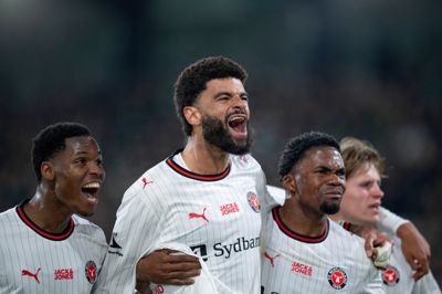 Philip Billing (i.m.) fejrer sin sin flotte 2-1-scoring mod Viborg i selskab med Ousmane Diao, Friday Etim og Sofus Johannesen. Matchvinderen var FCM's bedste, mener Folkebladets udsendte sportsjournalister.
