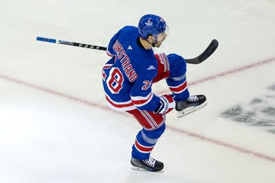 Danske Oliver Bjorkstrand jubler, efter at han har scoret et mål i anden periode mod Anaheim Ducks på Madison Square Garden. Danskeren skiftede i år fra Tampa Bay Lightning til New York Rangers.