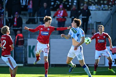 Silkeborg IF's William Kirk i duel med Sønderjyskes Maxime Soulas i søndagens kamp. SIF tabte 4-0, og det kostede på pengelisten.