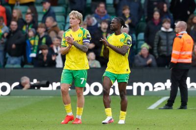 25-årige Pelle Mattsson takker fansene efter endnu en skuffelse på hjemmebanen Carrow Road, hvor Norwich har tabt tre gange i træk.