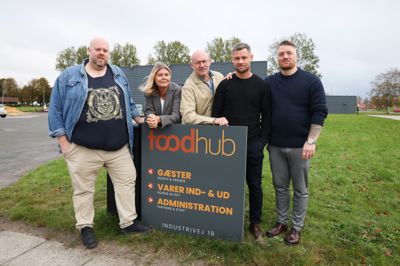 Fra venstre ses Søren Ross, direktør Ann Fischer Andersen, Casper Rudnicki, Mike Lund og Niels Thorndahl. De to sidstnævnte kommer fra cateringfirmaet Rosleff & Thorndahl, som rykker ind i bygningen. Casper Rudnicki er forretningsudvikler i Foodhub.