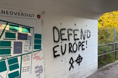 Mandag blev hærværks-teksten her også skrevet ved Sportscenter Ikast. Budskabet ses nu efterhånden en lang række steder i Ikast, men politiet har ikke nogen formodning om, hvem der står bag.