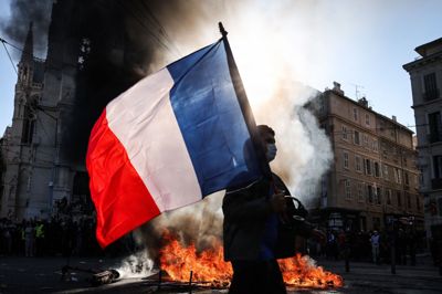 På billedet ses en demonstrant vifte med det franske flag den 17. oktober i Marseille.