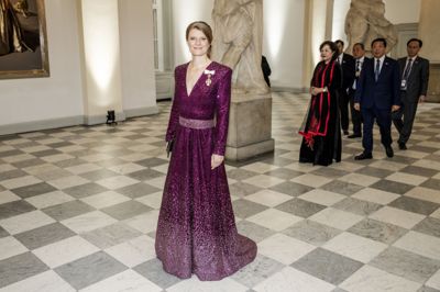 Beskæftigelses- og minister for ligestilling Ane Halsboe-Jørgensen (S) var mandag aften til gallataffel på Christiansborg Slot i forbindelse med det vietnamesiske statsbesøg. Tirsdag måtte hun begrave regeringens forslag om at skærpe kravene til seniorpension.