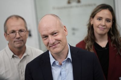 Politisk ordfører Pelle Dragsted (EL) er tirsdag mødt ind til finanslovsforhandlinger i Finansministeriet. Med sig har han partifællerne Peder Hvelplund og Victoria Velasquez.