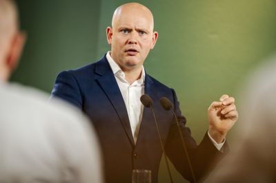 Skatte- og vækstminister Jakob Engel-Schmidt (M) bliver mødt af et krav fra fire blå partier om skatteplan.