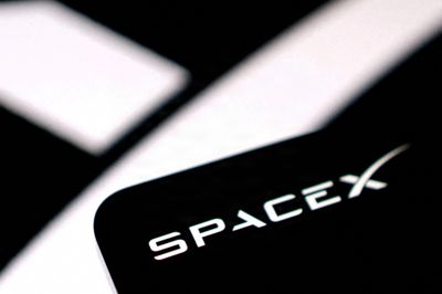 Elon Musk bliver tirsdag spurgt af analytikere til en mulig sammenlægning af hans selskaber Tesla og SpaceX. Han svarer, at en sammenlægning ville være »en god idé«.