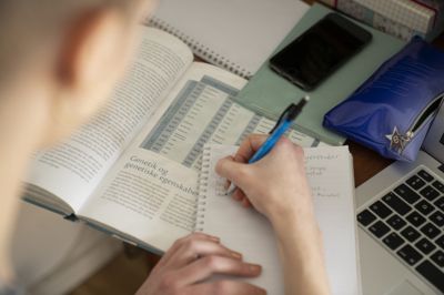 Flere 21-årige bliver boende hos mor og far. Blandt de hjemmeboende bor 59 procent sammen med begge forældre, mens knap hver tredje primært bor hos den ene forælder. Det skriver foreningen Realdania.