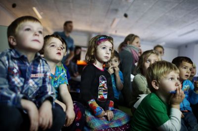 Lego Fonden giver 100 millioner til et partnerskab med VIVE, der vil vare syv år og skal skabe viden om børn og unge. Lego Fonden har tidligere stiftet Billund International School, der er for børn af Lego ansatte.