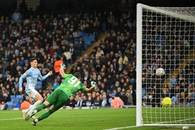 Phil Foden fuldender sit hattrick til 5-1 mod AEK Athen.