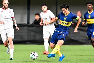 Anfører Shogo Taniguchi er en af hele otte japanske spillere hos St. Truiden. Her sender han en aflevering af sted i sidste uges sejr over FC Iberia i Conference League. Det var St. Truidens første kamp i et europæisk gruppe- eller ligaspil nogensinde.
